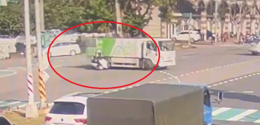 【有片】撞擊瞬間曝!桃園龜山路口驚魂 資收車、機車擦撞1人送醫 【有片】撞擊瞬間曝!桃園龜山路口驚魂 資收車、機車擦撞1人送醫