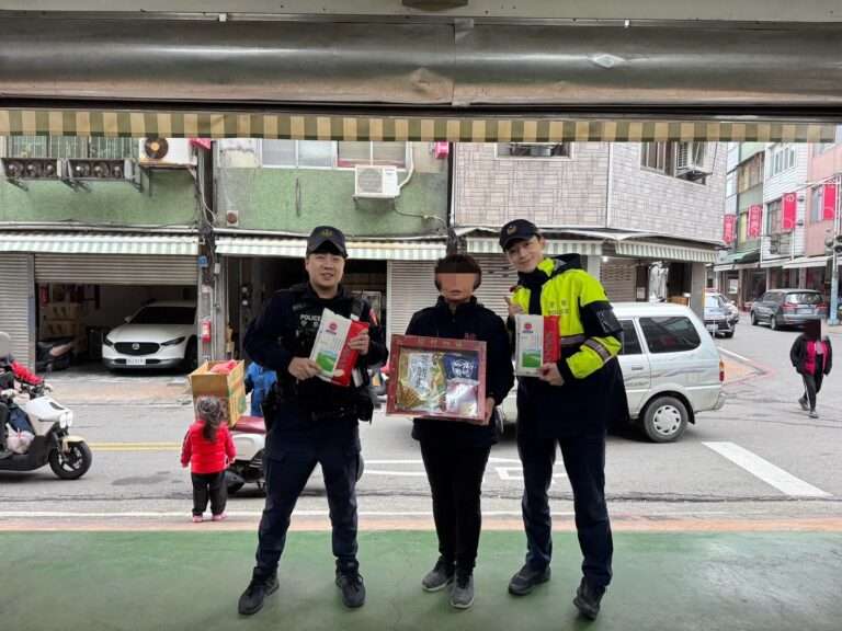 壢警攜手警友站、里長關懷弱勢 春節祝福送進社區