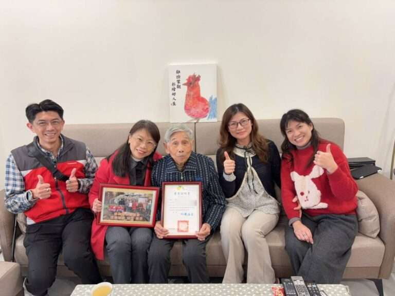 老樹下的畢業證書 楊梅國小圓95歲校友80年心願