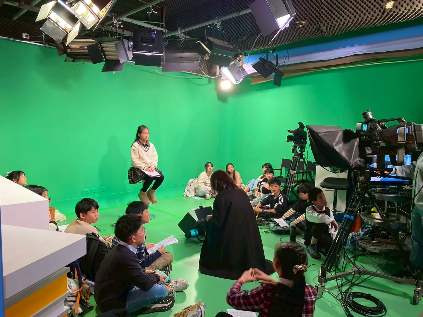 自強國小研習營結合國際母語日 學子搶當主播用閩客語報新聞 自強國小研習營結合國際母語日 學子搶當主播用閩客語報新聞