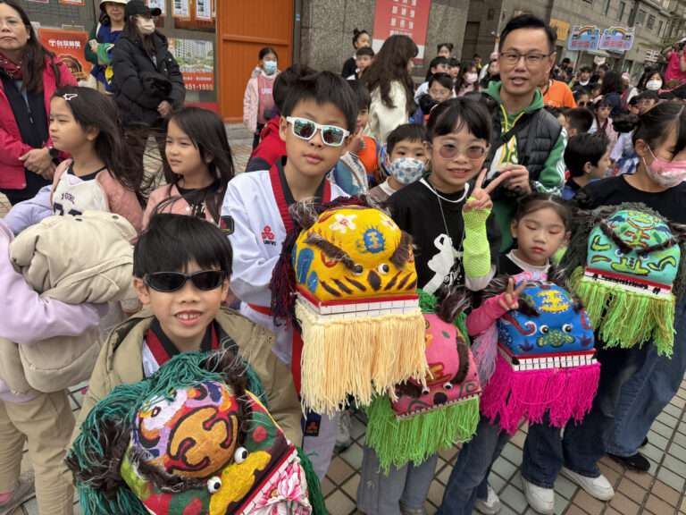 中壢新街國小為90周年校慶暖身 踩街活動傳承客家獅頭文化