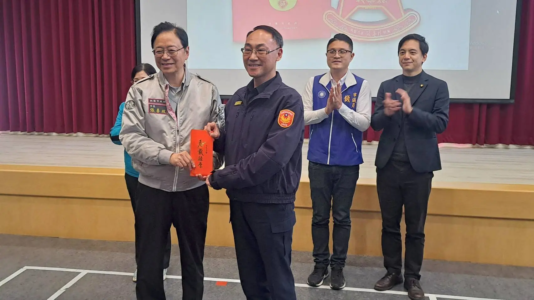 蘆竹警春節維安不打烊!張善政親贈慰問品肯定奉獻 蘆竹警春節維安不打烊!張善政親贈慰問品肯定奉獻