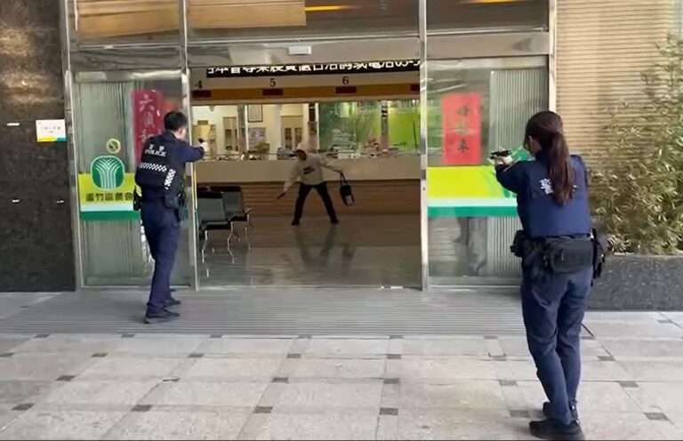 蘆竹警模擬歹徒行搶農會 強化金融機構緊急應變能力