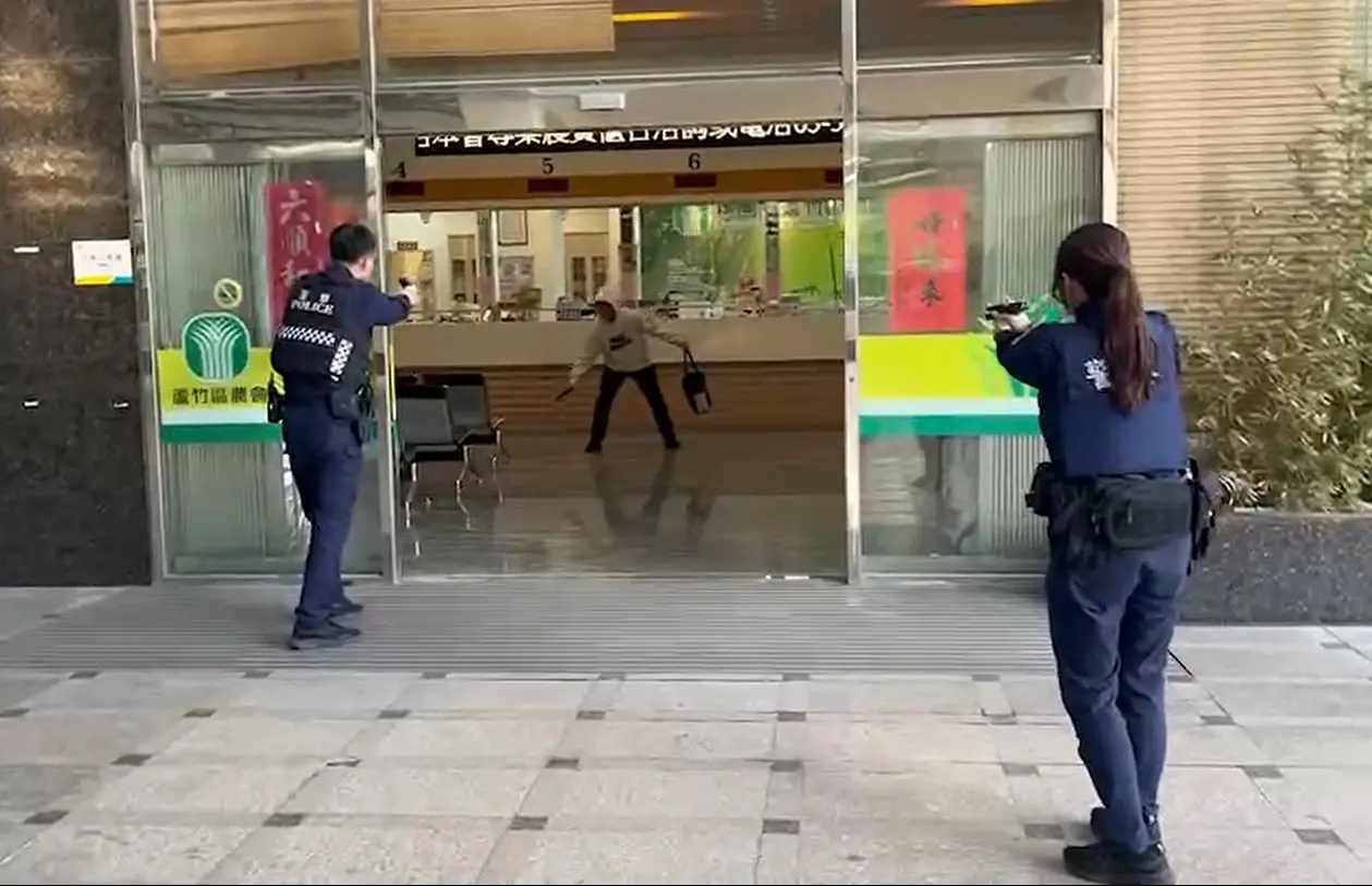 蘆竹警模擬歹徒行搶農會 強化金融機構緊急應變能力 766746