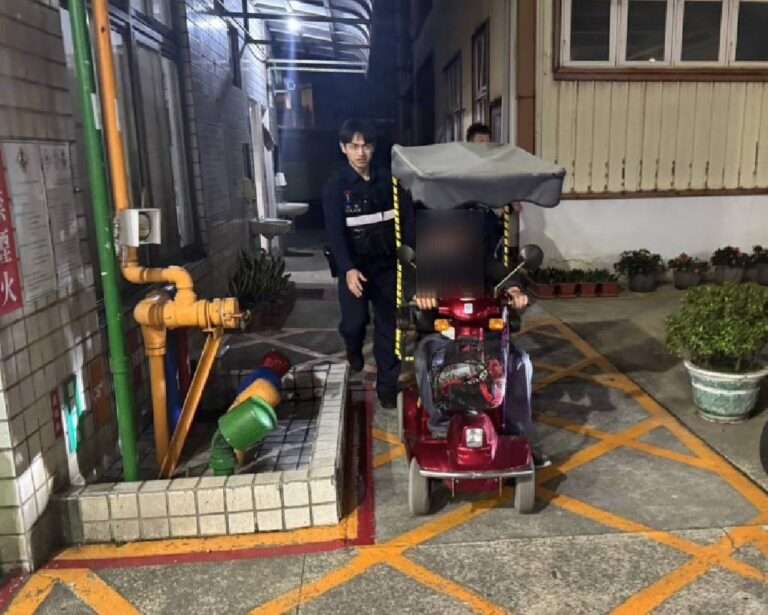 蘆竹老翁初一訪友「代步車不給力」 南崁所員警火速解圍
