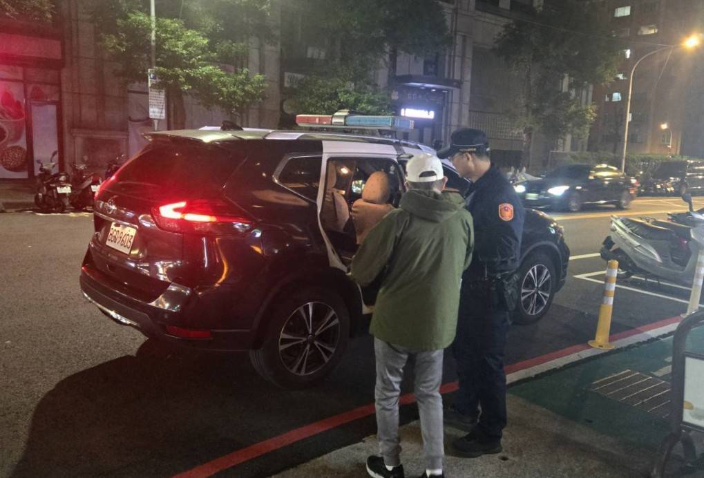 9旬翁出門走春迷途街頭 蘆竹警靠這招送他回家 773199