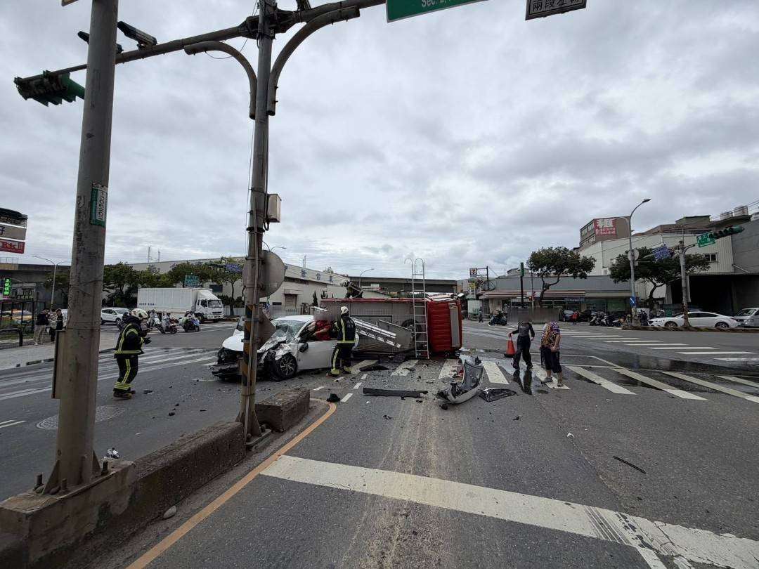 【有片】驚險畫面曝!蘆竹小客車未禮讓救災 撞翻消防車釀7傷