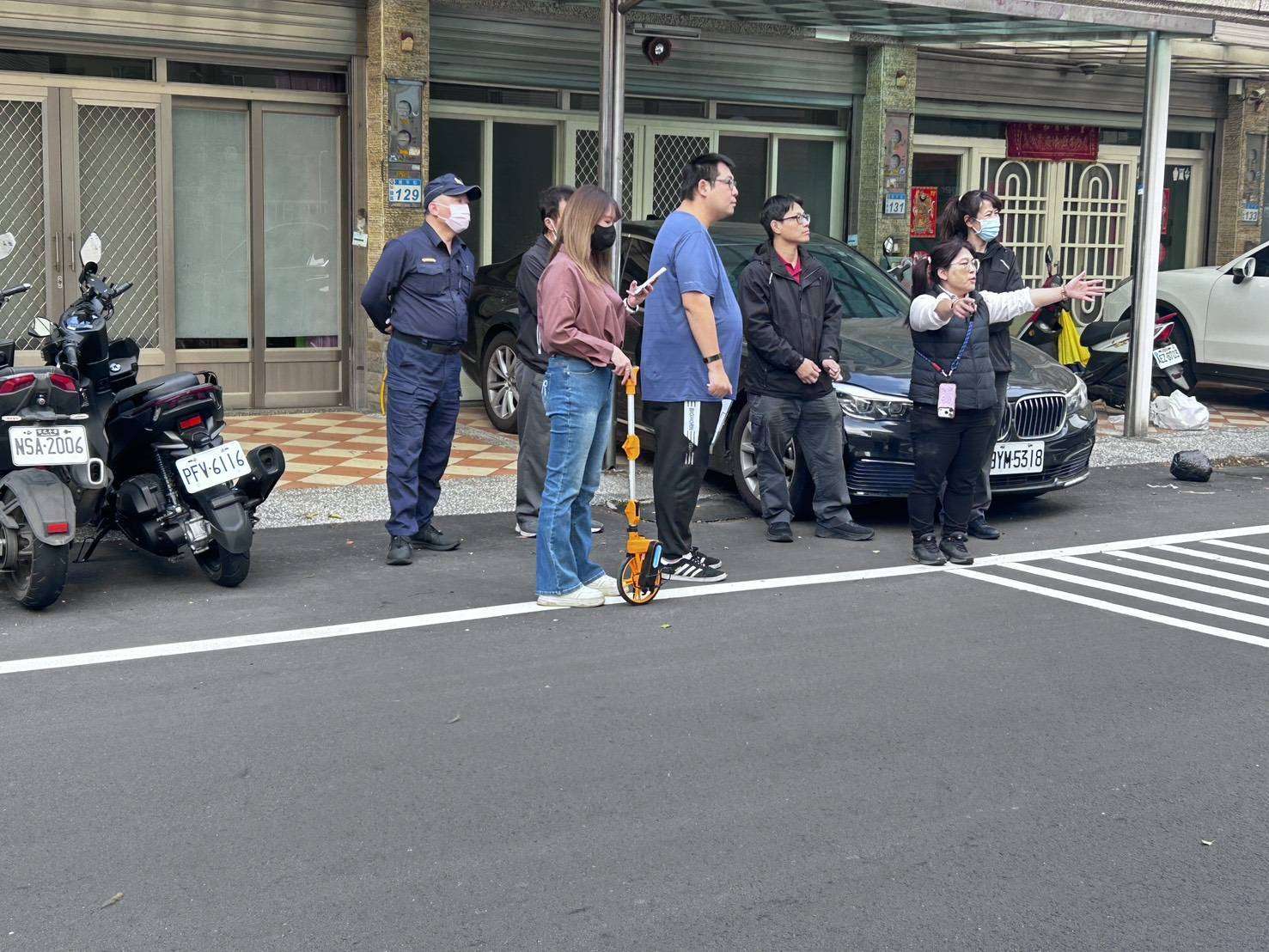 平鎮警春節前夕守護行車安全 改善13事故熱點標誌、反光鏡