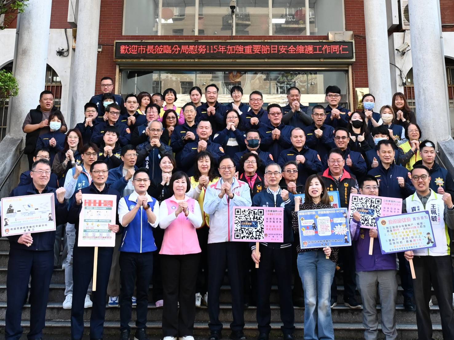 平鎮警年節守護治安 張善政親贈慰勞禮品表達謝意