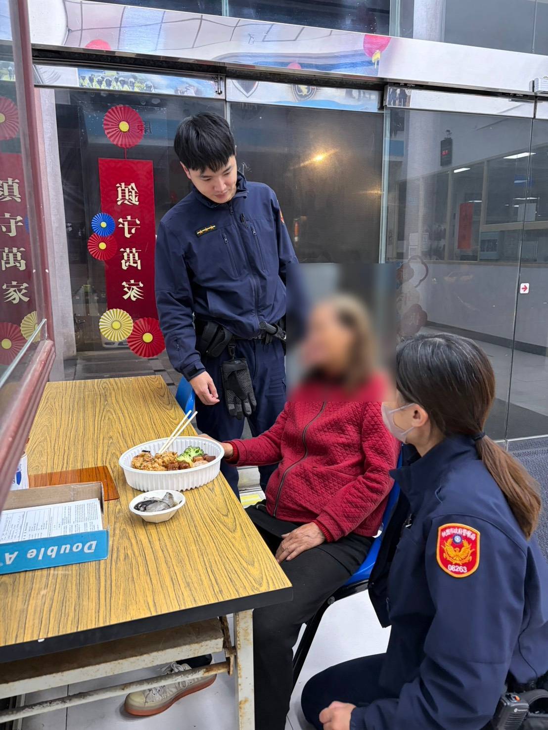 老婦除夕夜跨區走7公里「尋夫」警一查身分鼻酸了 828245 0