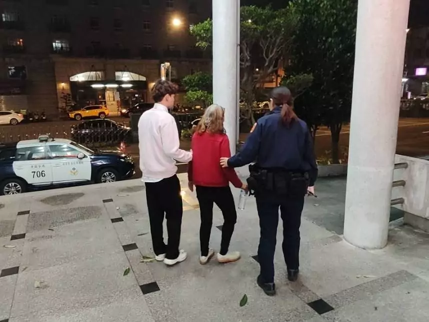 老婦除夕夜跨區走7公里「尋夫」警一查身分鼻酸了 老婦除夕夜跨區走7公里「尋夫」警一查身分鼻酸了