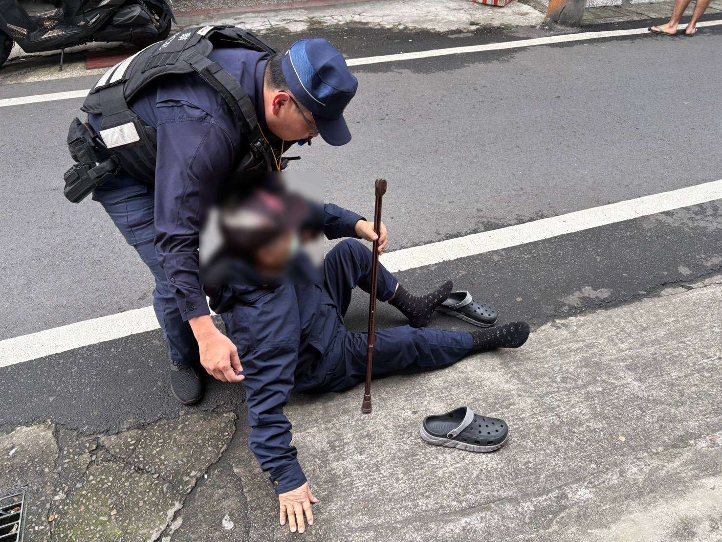 洗腎老翁欲赴宮廟參拜體力透支倒臥路旁 平鎮警出動警車護送返家