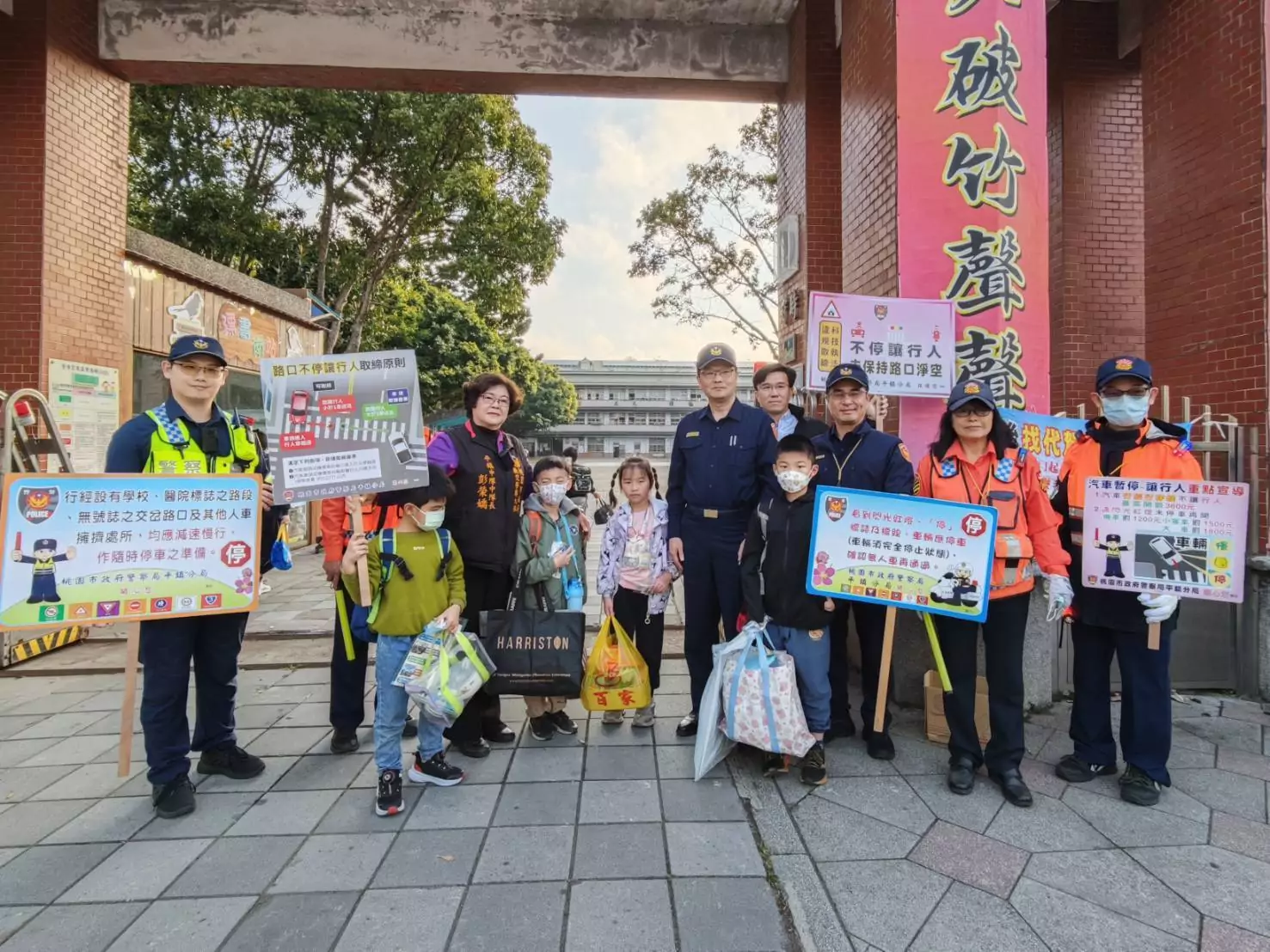 平鎮分局開學日提升見警率 強化通學安全 平鎮分局開學日提升見警率 強化通學安全