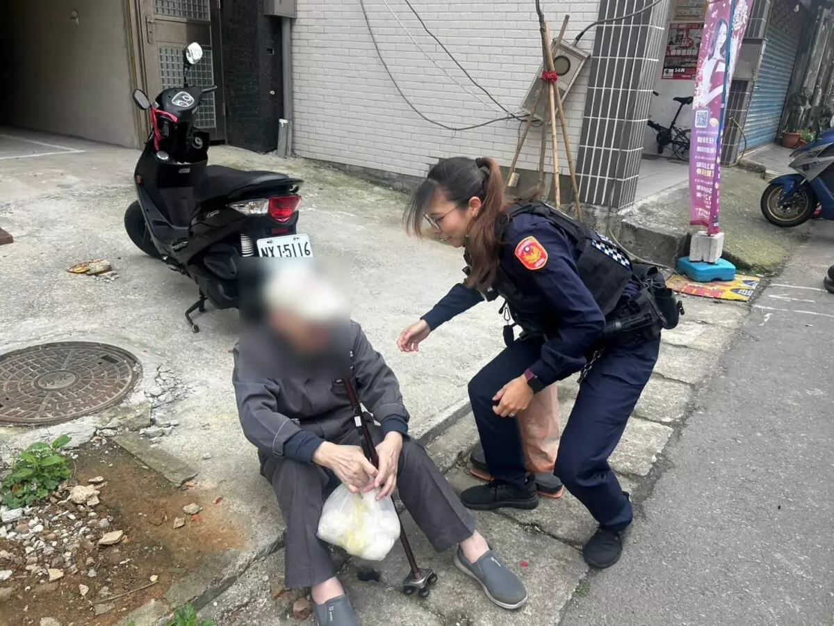 翁市場購物體力不支倒臥路旁 平鎮警暖心伸援送返家 834341 0