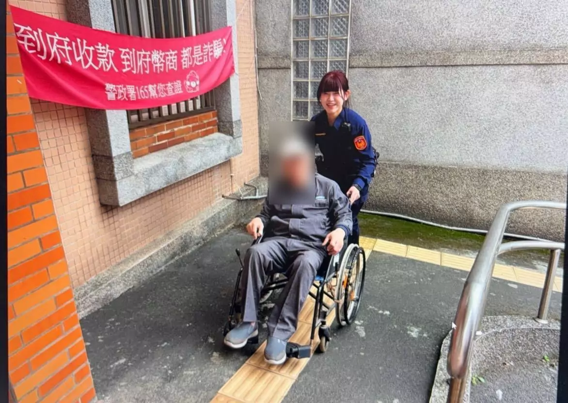 翁市場購物體力不支倒臥路旁 平鎮警暖心伸援送返家 834342 0