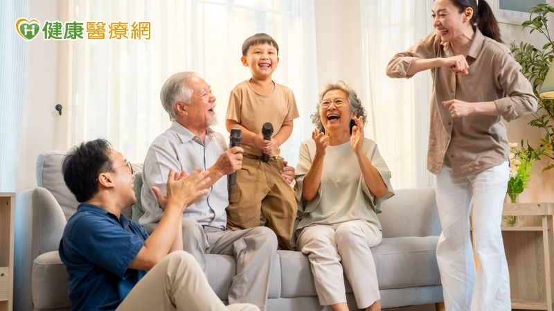 過年當心「多巴胺陷阱」!長輩沉迷短影音恐傷身 醫傳授互動三心法