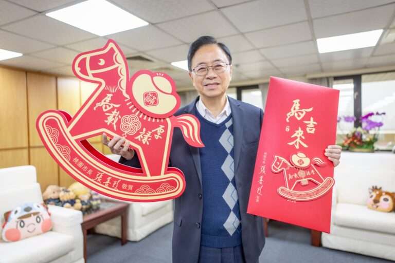 張善政除夕夜桃園大廟「開門見春」 發放元氣搖搖馬造型福袋