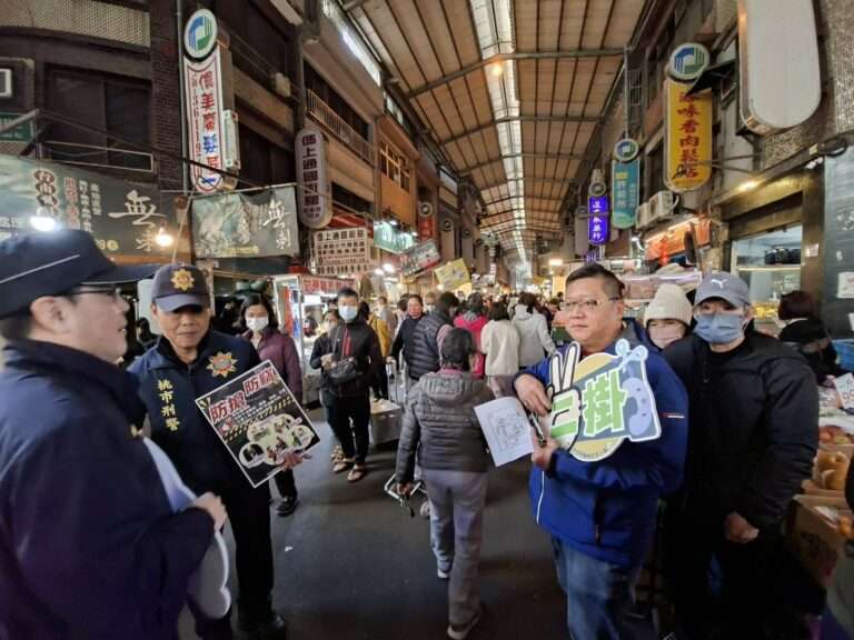 辦年貨不塞車!八德警聯手義交強化大湳市場疏導