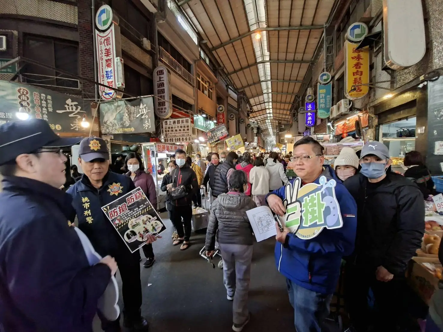 辦年貨不塞車!八德警聯手義交強化大湳市場疏導 辦年貨不塞車!八德警聯手義交強化大湳市場疏導