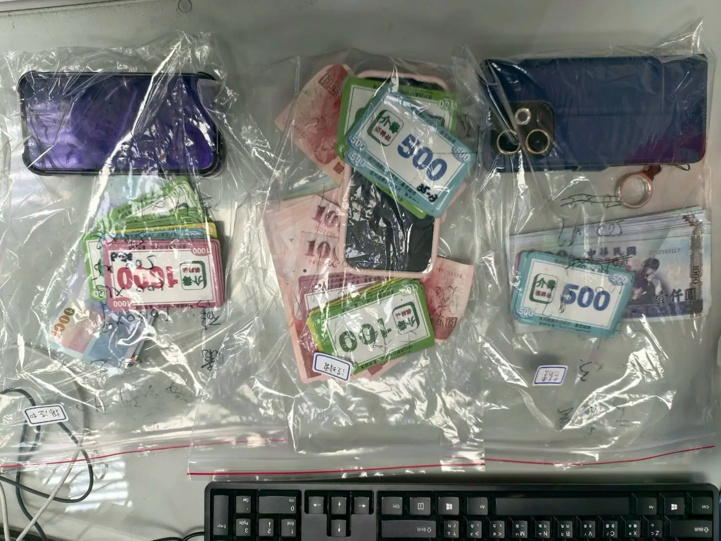 八德棋牌社掛羊頭賣狗肉 警攻堅賭場逮17人 八德棋牌社掛羊頭賣狗肉 警攻堅賭場逮17人