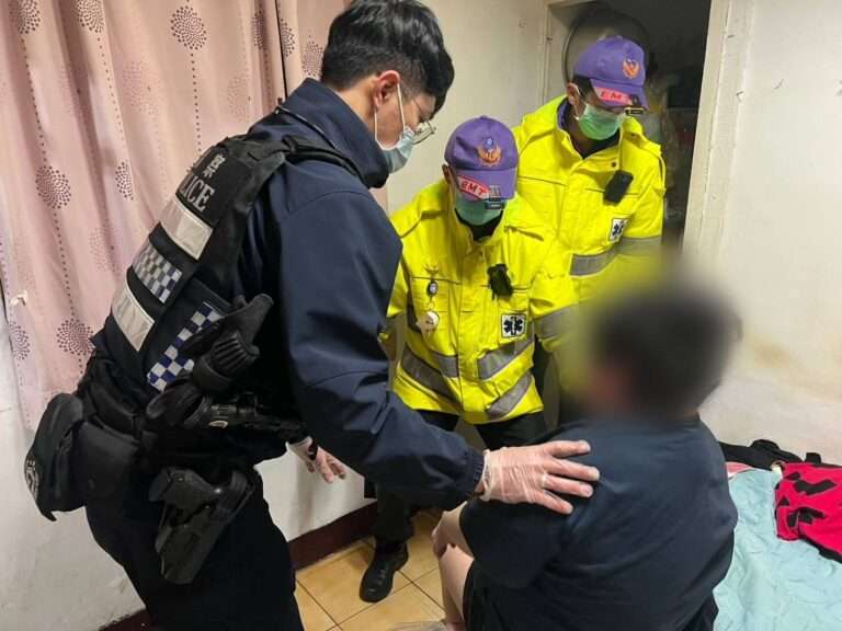 患類風濕關節炎跌倒受困地板！八德警消合力抬起6旬婦解圍
