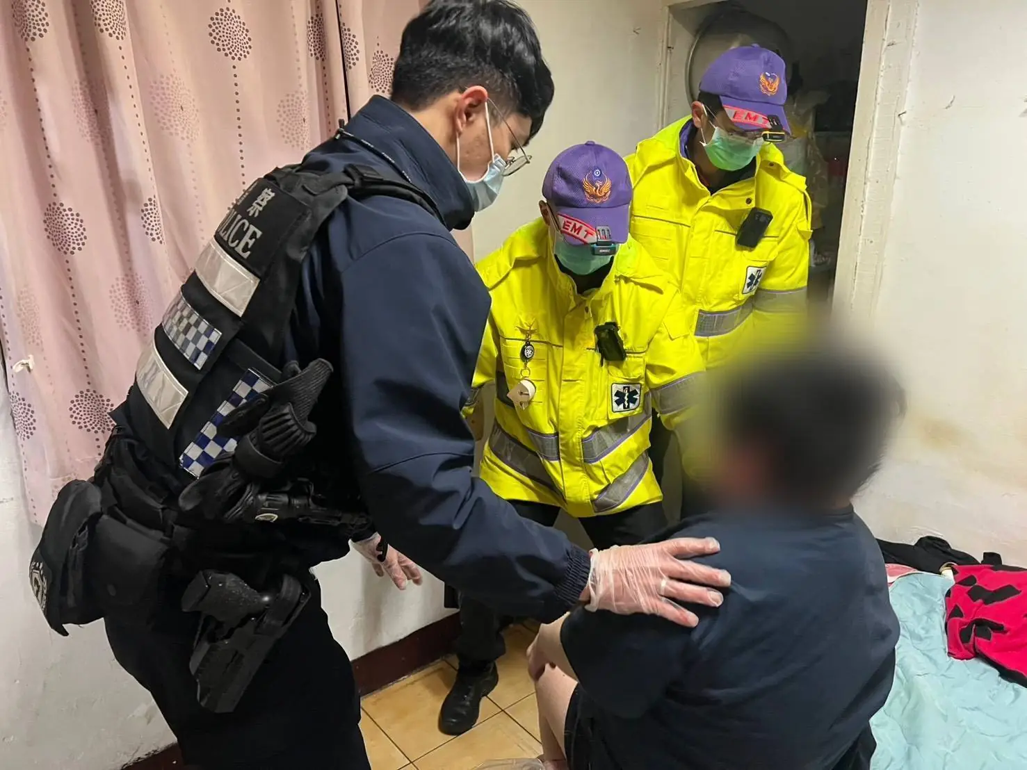 患類風濕關節炎跌倒受困地板!八德警消合力抬起6旬婦解圍 患類風濕關節炎跌倒受困地板!八德警消合力抬起6旬婦解圍