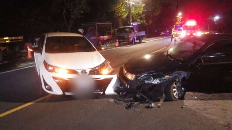 【有片】閃臨停貨車變對撞！八德2車「頭碰頭」波及路旁騎士釀3傷