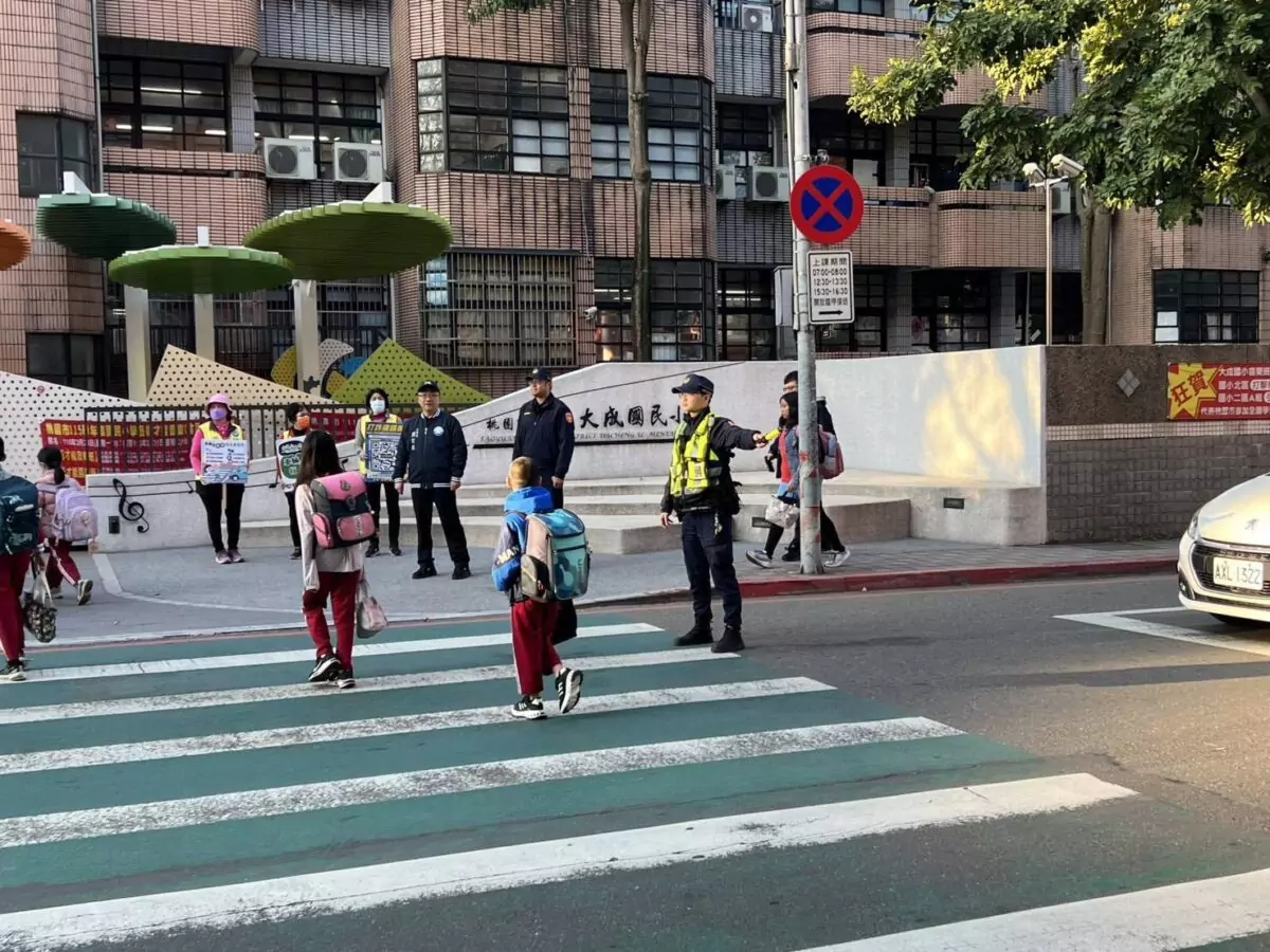開學啦!八德警加強路口疏導 排除校園周邊違停與壅塞 947485 0