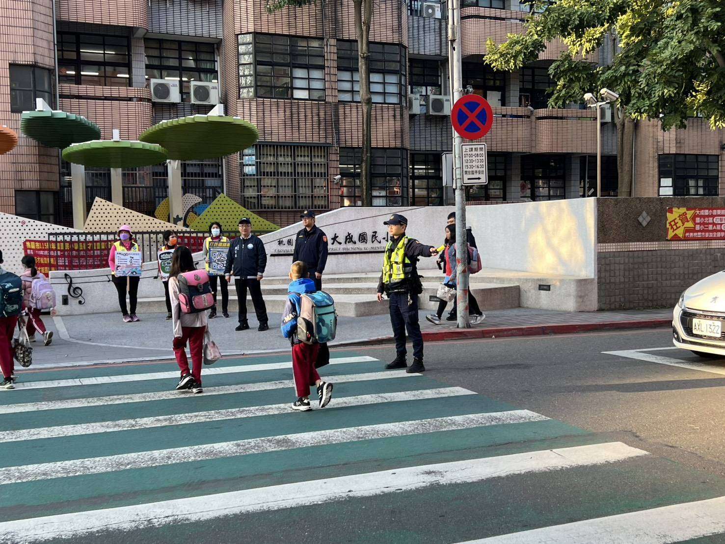 開學啦!八德警加強路口疏導 排除校園周邊違停與壅塞