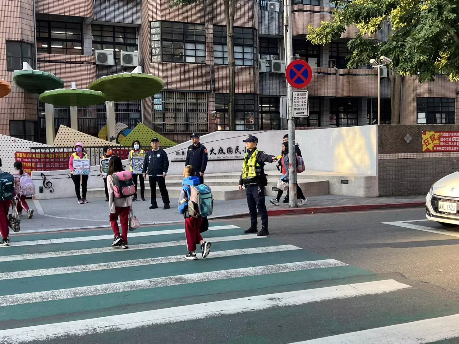 開學啦!八德警加強路口疏導 排除校園周邊違停與壅塞 開學啦!八德警加強路口疏導 排除校園周邊違停與壅塞