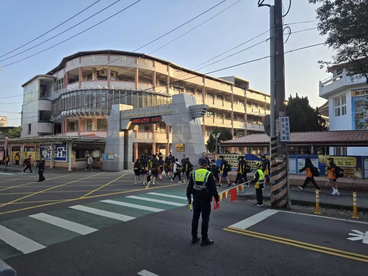 開學啦!八德警加強路口疏導 排除校園周邊違停與壅塞 947486 0