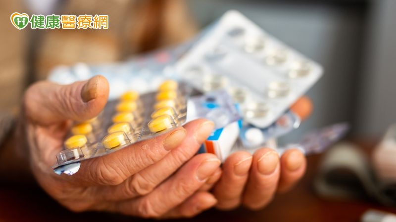 子女返鄉先助爸媽「藥箱大掃除」!醫籲:慢性病控制不能放年假