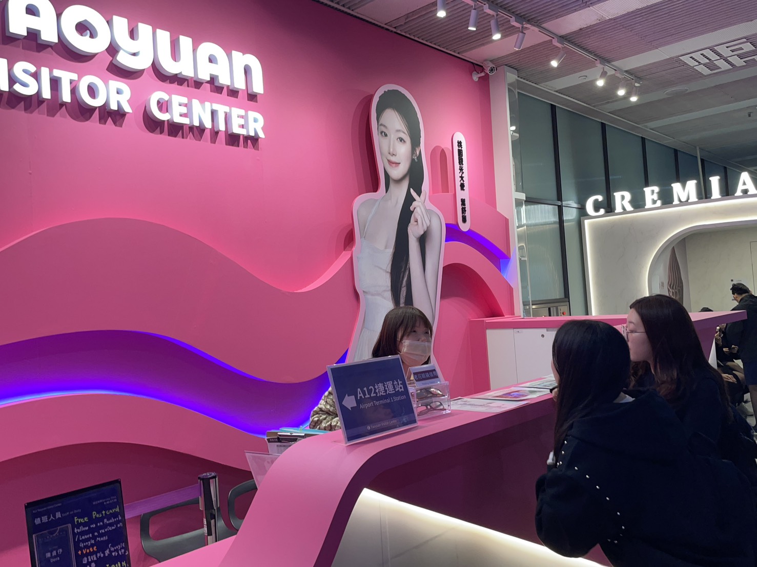 A12遊客中心服務人員提供遊客諮詢服務。 0