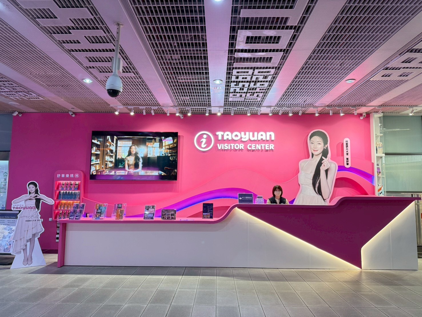 A12 桃園遊客中心華麗變身「舒華主題牆」。2 0