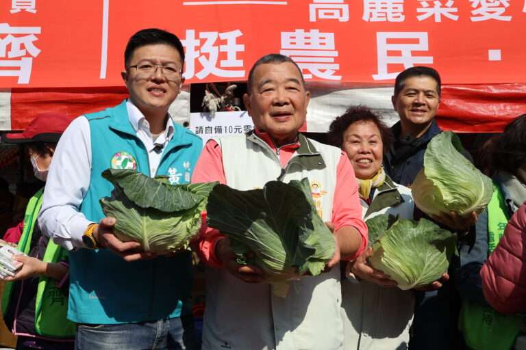 黃家齊蓮華寺辦高麗菜愛心義賣 3000顆秒殺助菜農也做公益