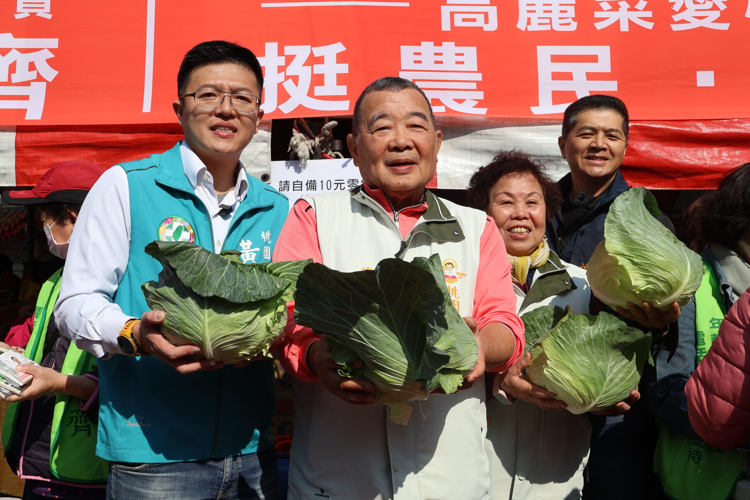 黃家齊蓮華寺辦高麗菜愛心義賣 3000顆秒殺助菜農也做公益