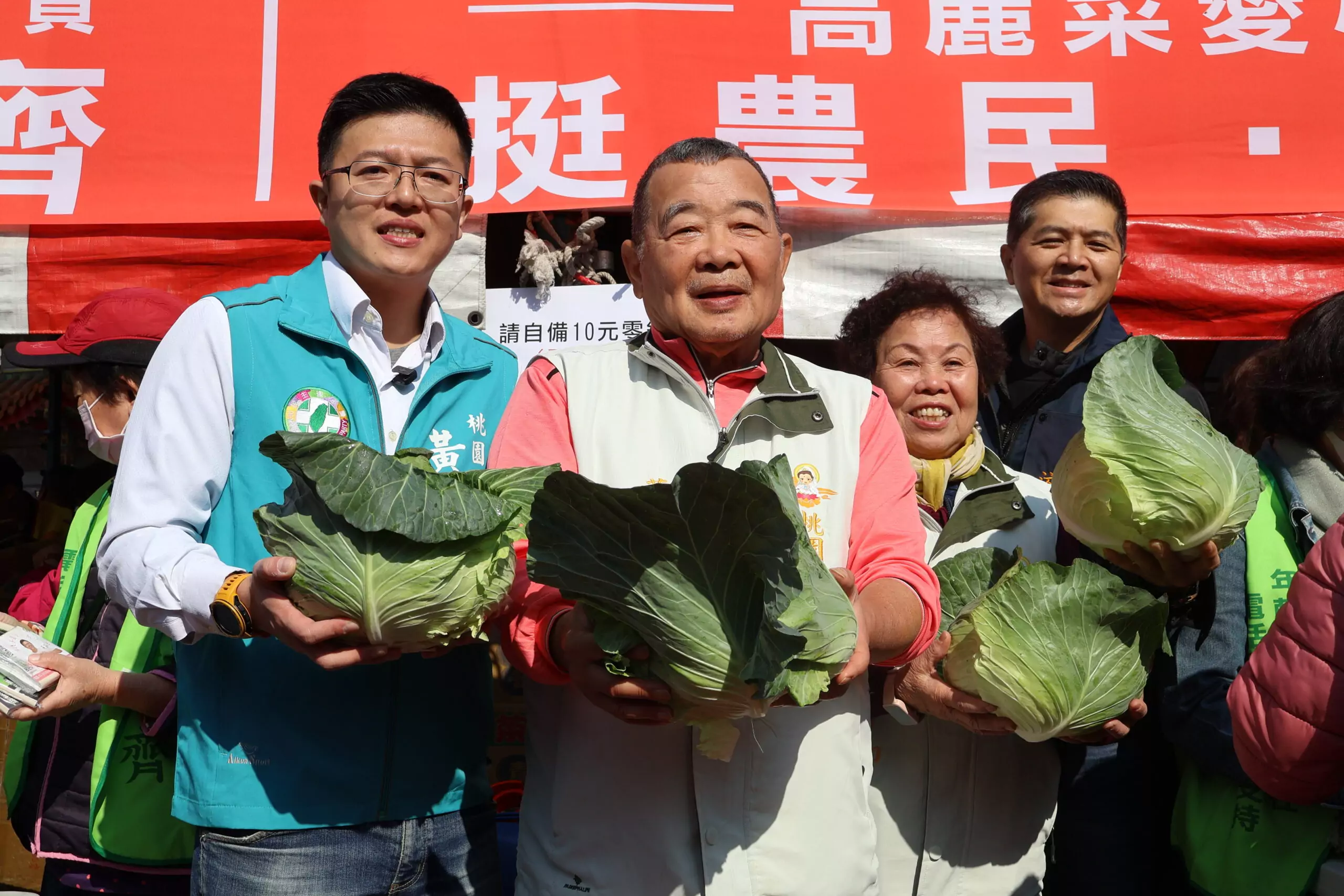 黃家齊蓮華寺辦高麗菜愛心義賣 3000顆秒殺助菜農也做公益 黃家齊蓮華寺辦高麗菜愛心義賣 3000顆秒殺助菜農也做公益