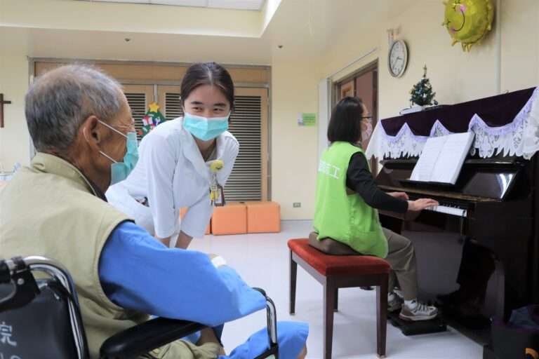 桃園醫院音樂志工療癒琴聲 撫慰安寧病房患者、家屬心靈