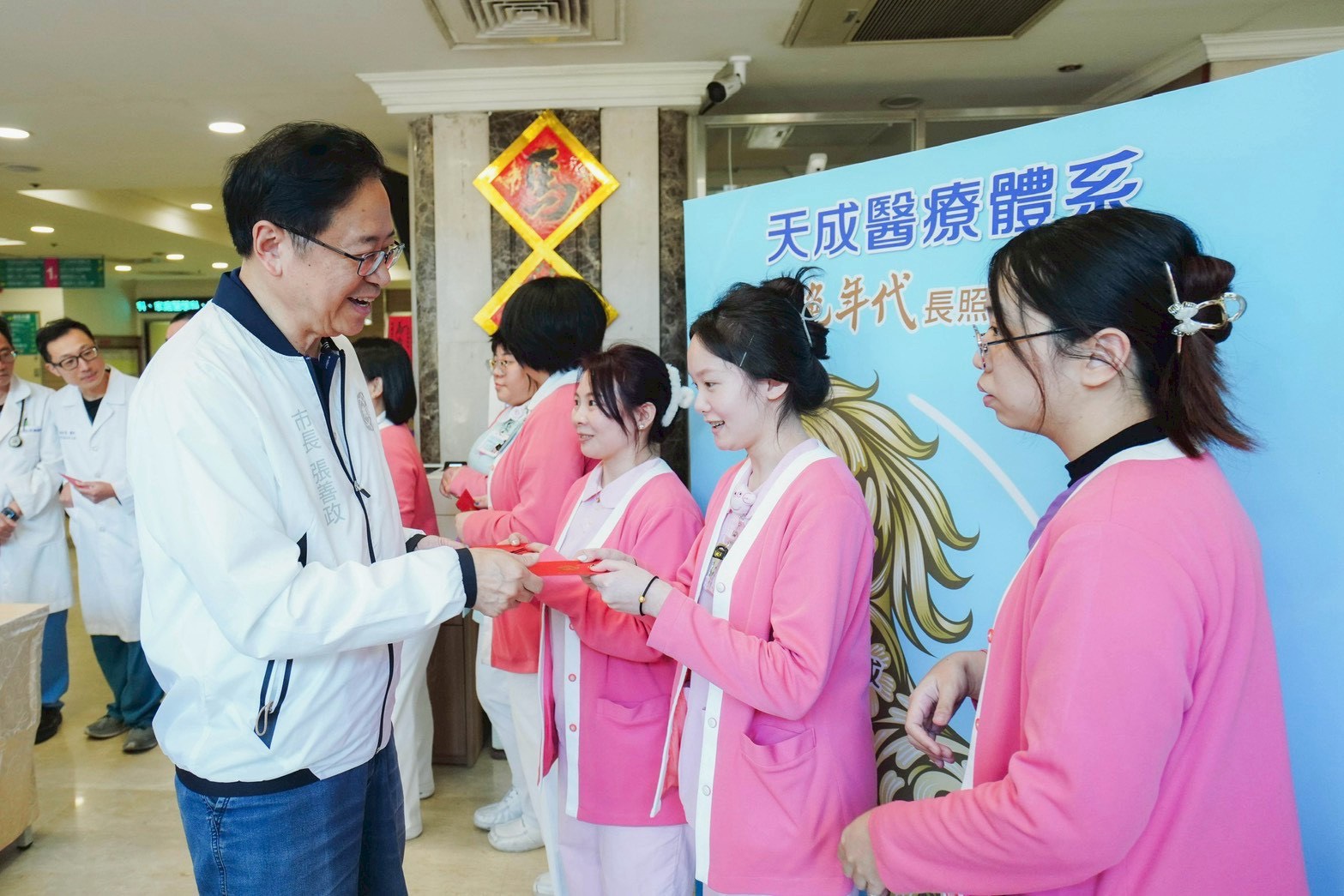 親赴五大醫院慰問醫護 張善政感謝全年無休守護桃園市民