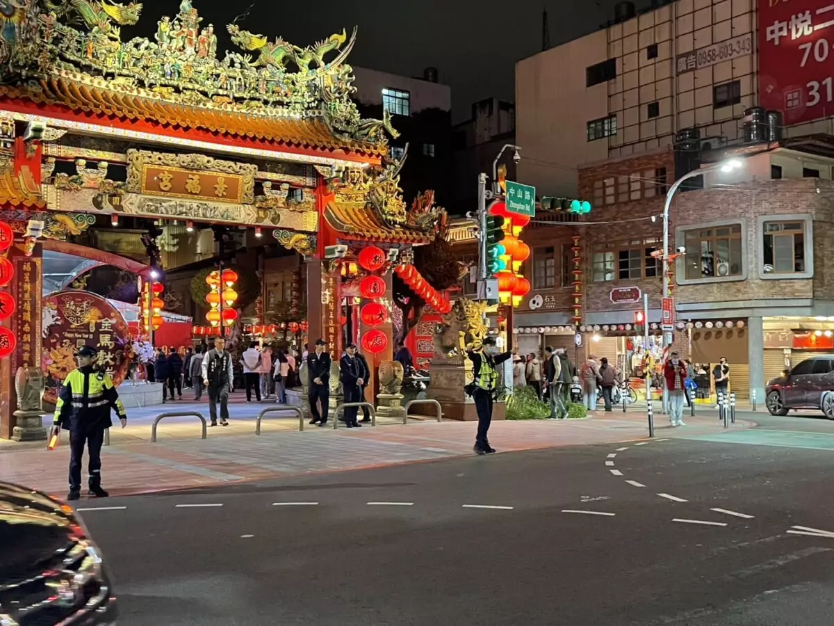 桃園廟宇春節湧參拜人潮 警提醒這些事 S 105218183