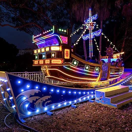 爸媽快看!桃園燈會「沉浸式光影樂園」遊樂設施提前營運 旋轉木馬、海盜船免費玩