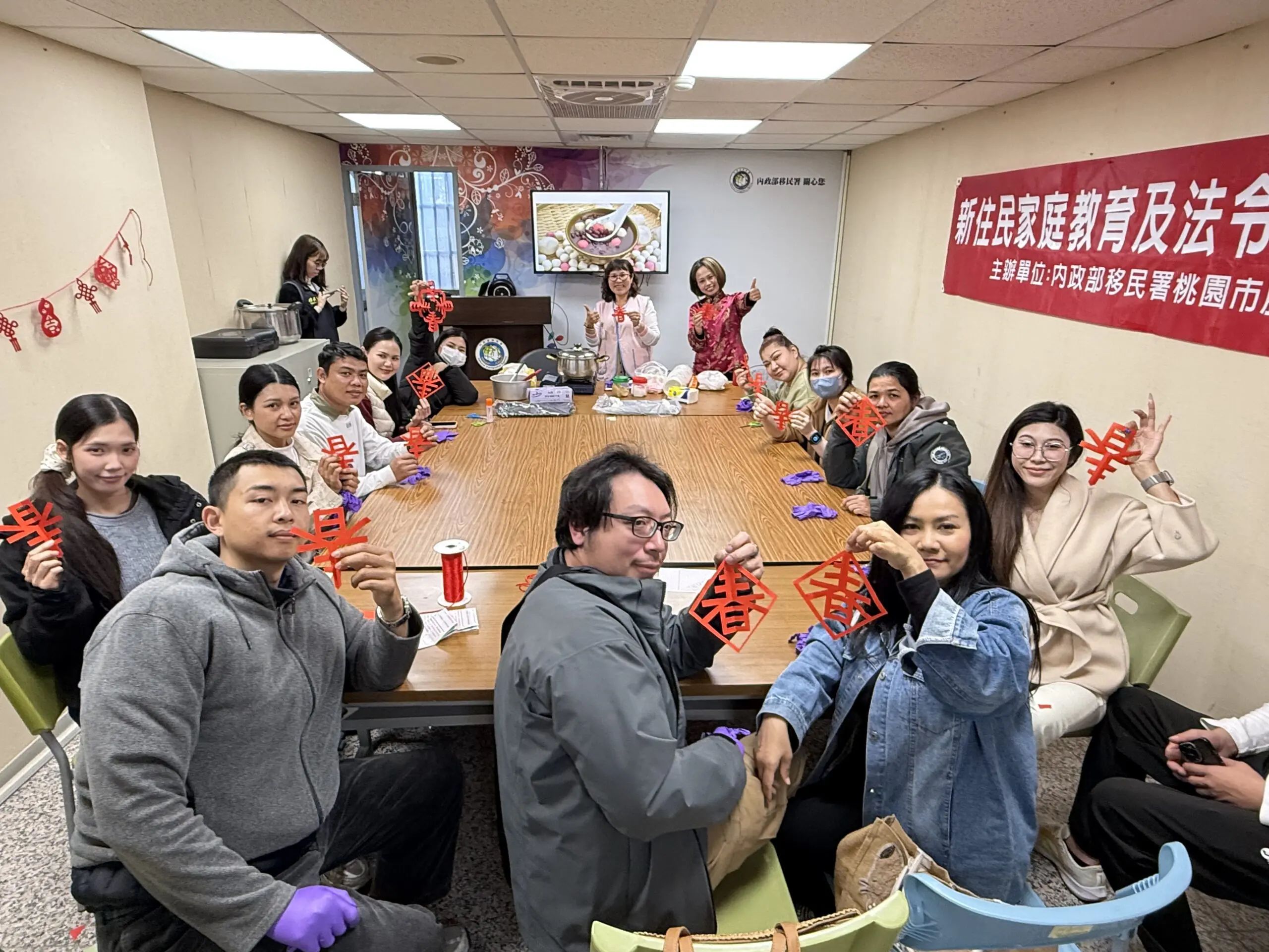 移民署桃園站家庭教育課程登場 新住民剪春聯感受台式年味 移民署桃園站家庭教育課程登場 新住民剪春聯感受台式年味