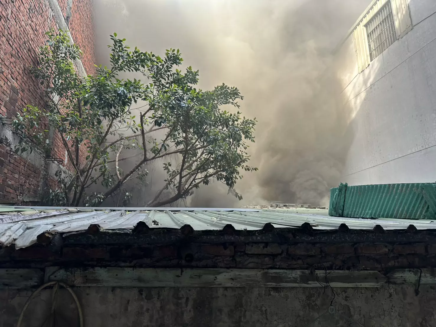 開工一早不平靜!中壢鐵皮倉庫驚傳火警 消防出動33人灌救 S 12369925