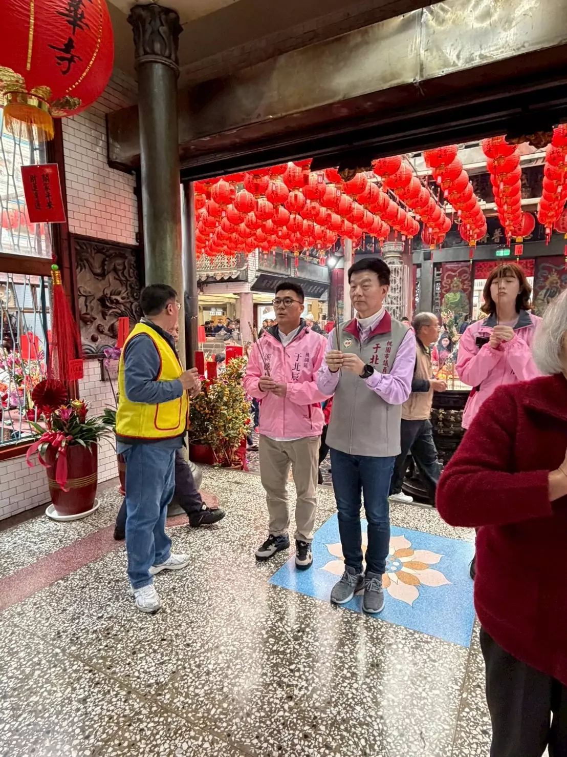 大年初一參香祈福!于北辰赴桃園蓮華寺親發福袋 與民分享馬年喜氣 S 1654814