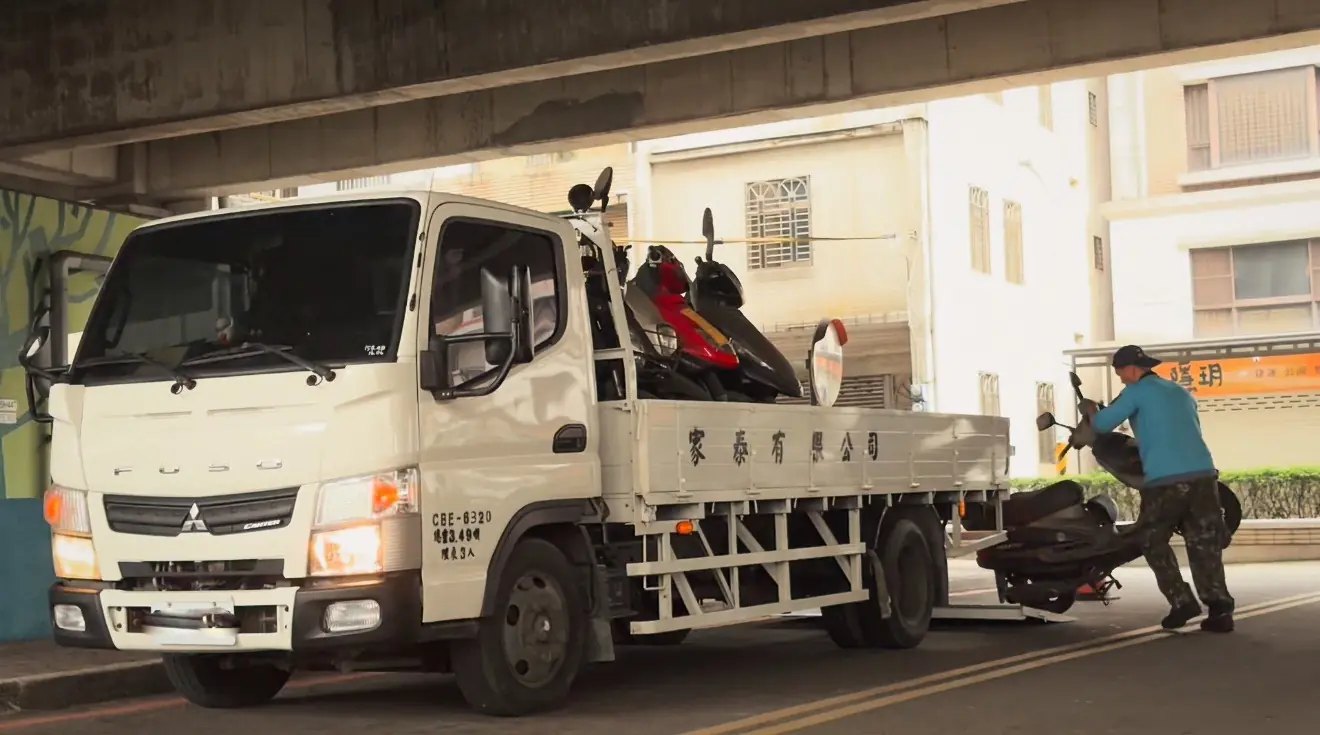 桃園整頓廢車佔用橋下空間 首波拖吊八德15台車 桃園整頓廢車佔用橋下空間 首波拖吊八德15台車