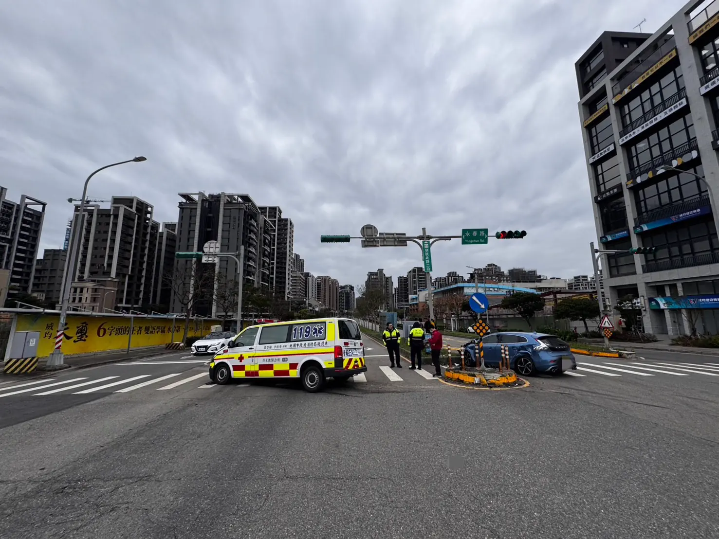 中壢青埔救護車鳴笛過路口 與汽車碰撞5人受傷 中壢青埔救護車鳴笛過路口 與汽車碰撞5人受傷