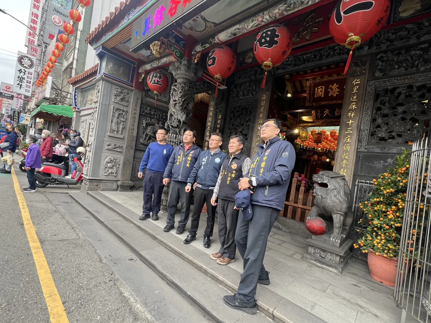 壢警前進商圈、宮廟 為春節交通疏導超前部署 S 21102666 0