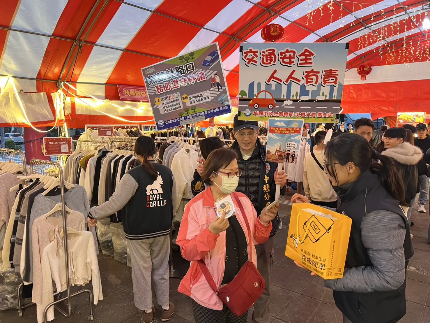 壢警前進商圈、宮廟 為春節交通疏導超前部署 S 21102669 0