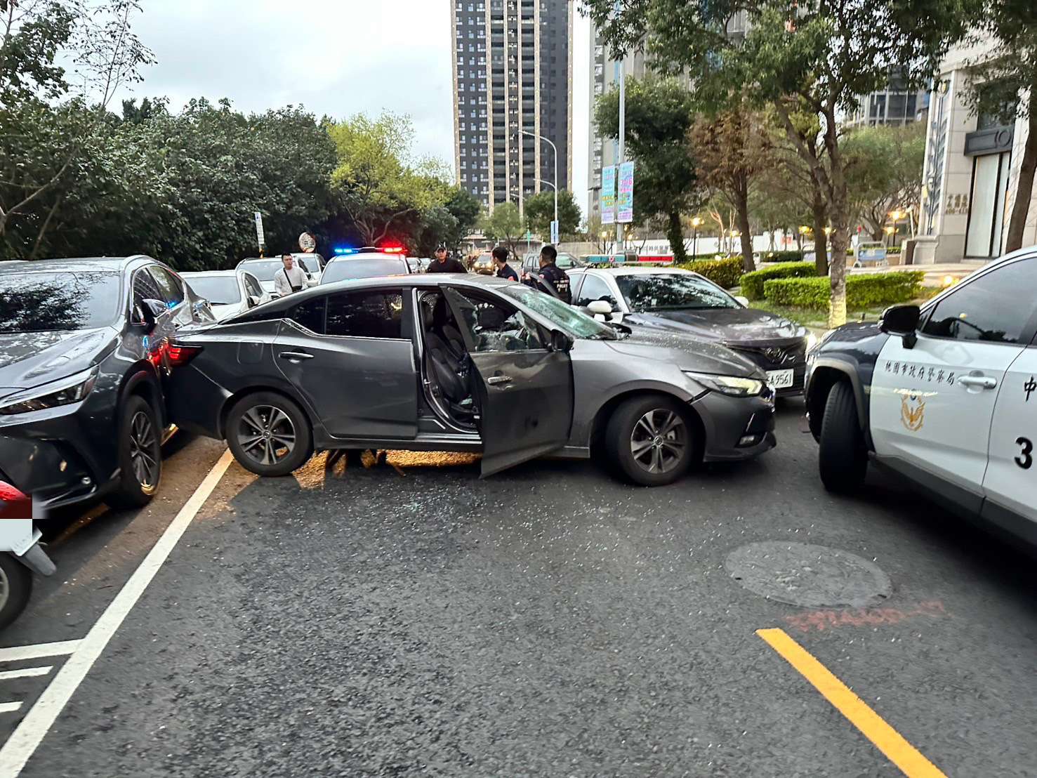 【有片】通緝犯拒檢狂飆逾30公里!中壢警封路破窗逮人起獲大量毒品