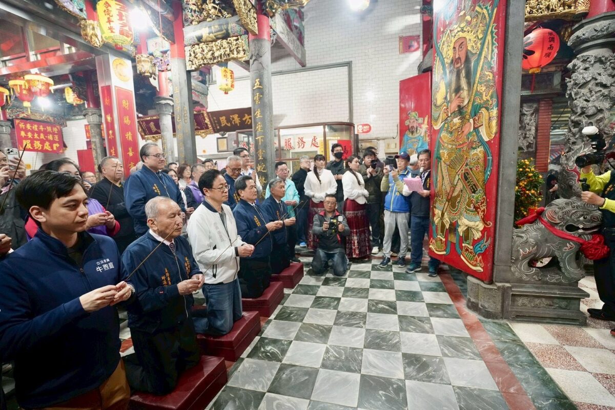 張善政除夕夜赴三宮廟參拜 發福袋傳遞年節喜氣 S 228114453